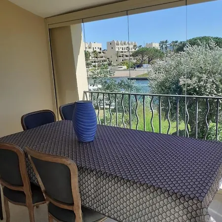 Port T2 50 M A Pieds * Grimaud